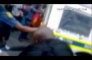 Detenido en Sudáfrica es esposado al auto policial