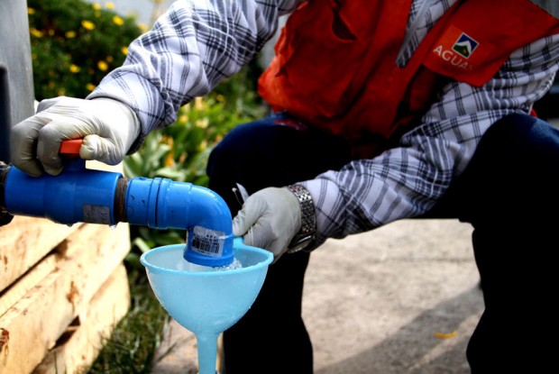 El corte del suministro de agua potable afecta a cuarto comunas de Santiago