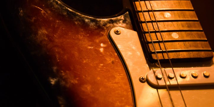 Cristianos, toquemos la guitarra con más de dos cuerdas