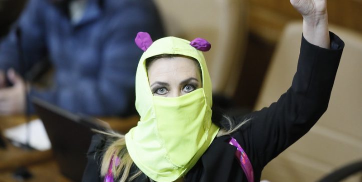 pamela-giles-encapuchada-723x364.jpg